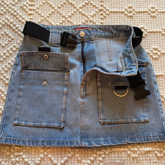 SIGNATURE 8 light wash denim buckle skirt - Picture 5 of 6